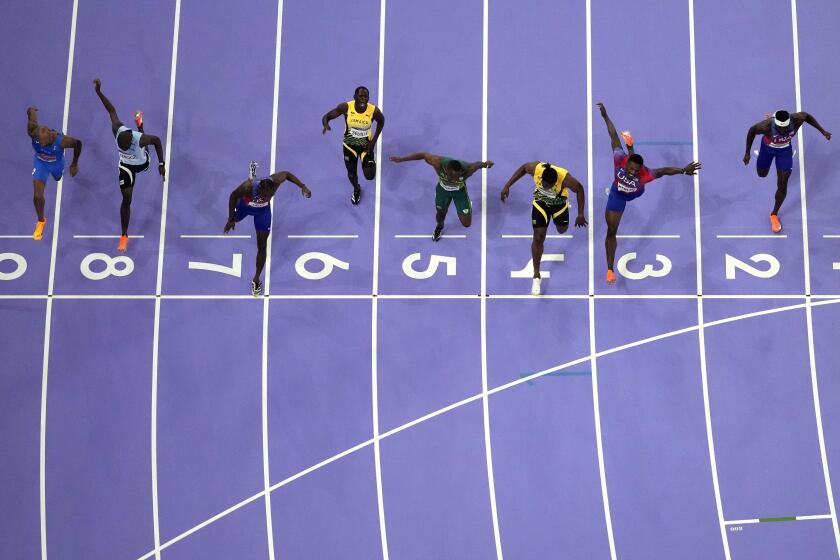 El estadounidense Noah Lyles, en el séptimo carril, gana la final de los 100 metros masculinos en los Juegos Olímpicos de París, el domingo 4 de agosto de 2024, en Saint-Denis, Francia. (AP Foto/David J. Phillip)