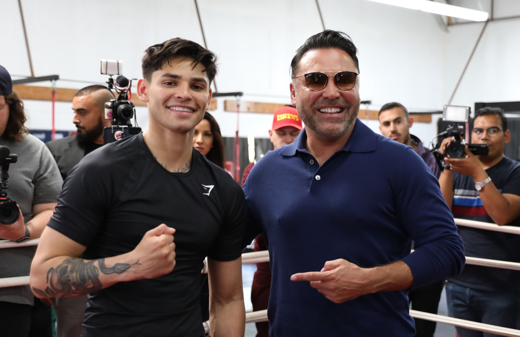 Ryan Garcia, left, poses for photos with former boxer and promoter Oscar de la Hoya