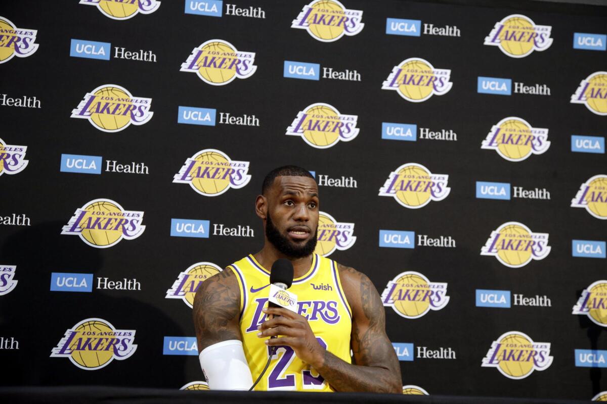 El jugador de los Lakers de Los Ángeles Lebron James participa en una conferencia de prensa hoy, lunes 24 de septiembre de 2018, en la Universidad de California en Los Ángeles (UCLA), en El Segundo, Los Ángeles (EE.UU.).