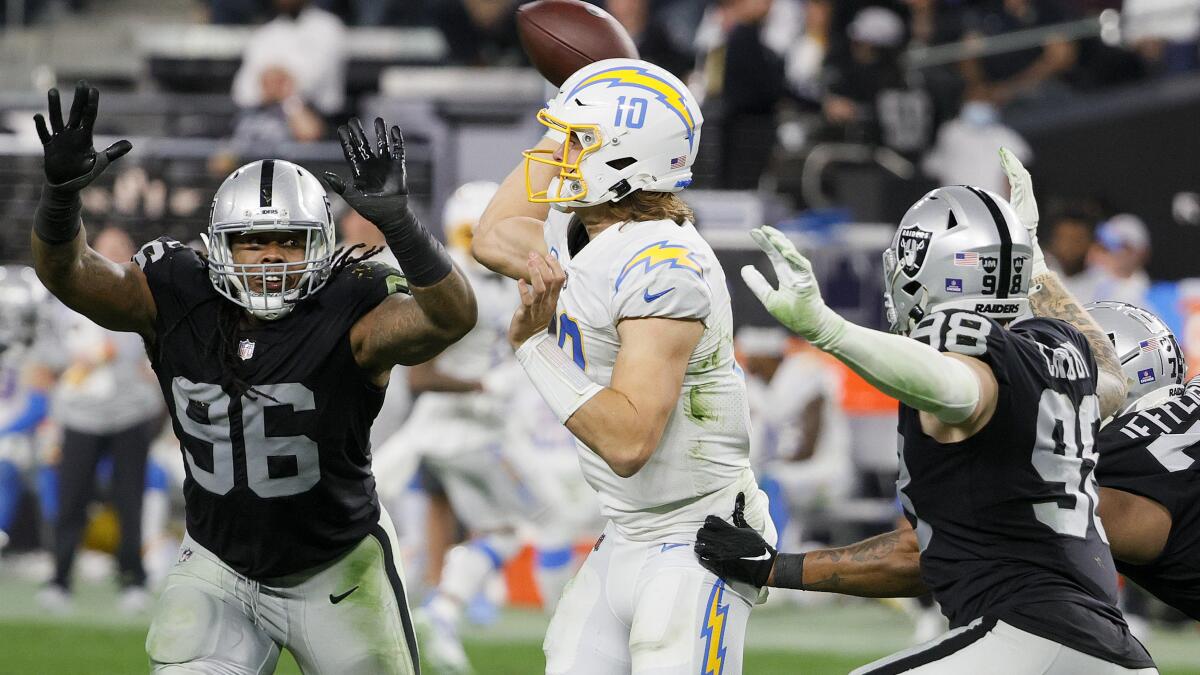 Raiders eliminate Chargers, make playoffs with 35-32 OT win - The San Diego  Union-Tribune