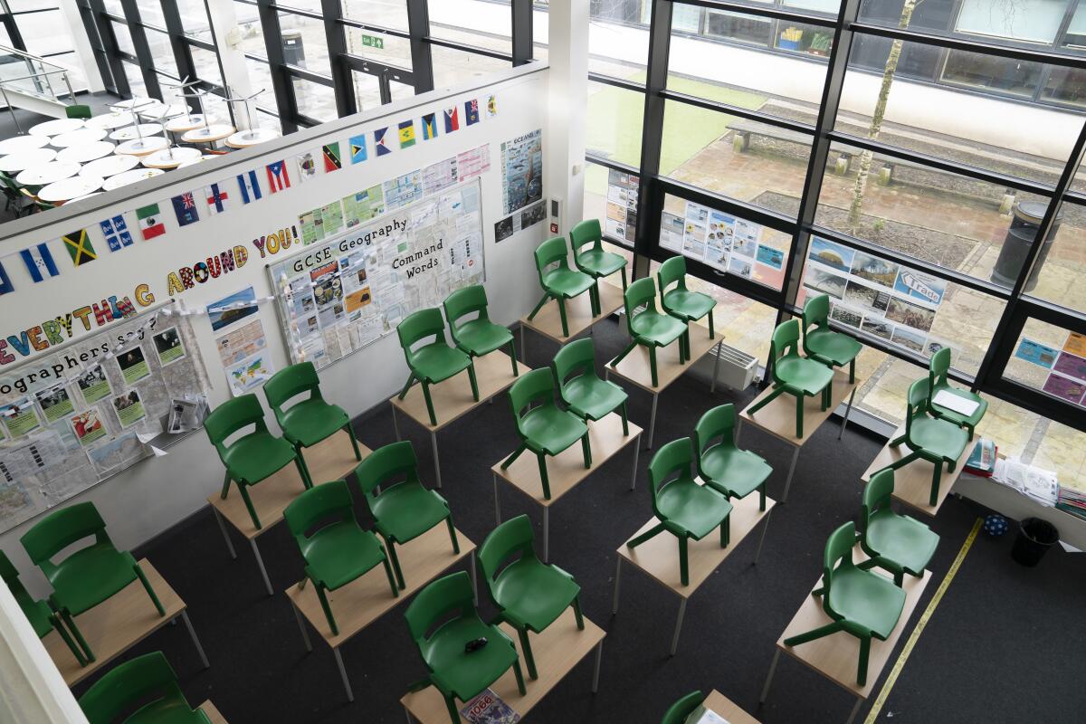 En esta imagen del jueves 4 de marzo de 2021 se ve un aula vacía en la escuela Great Academy Ashton