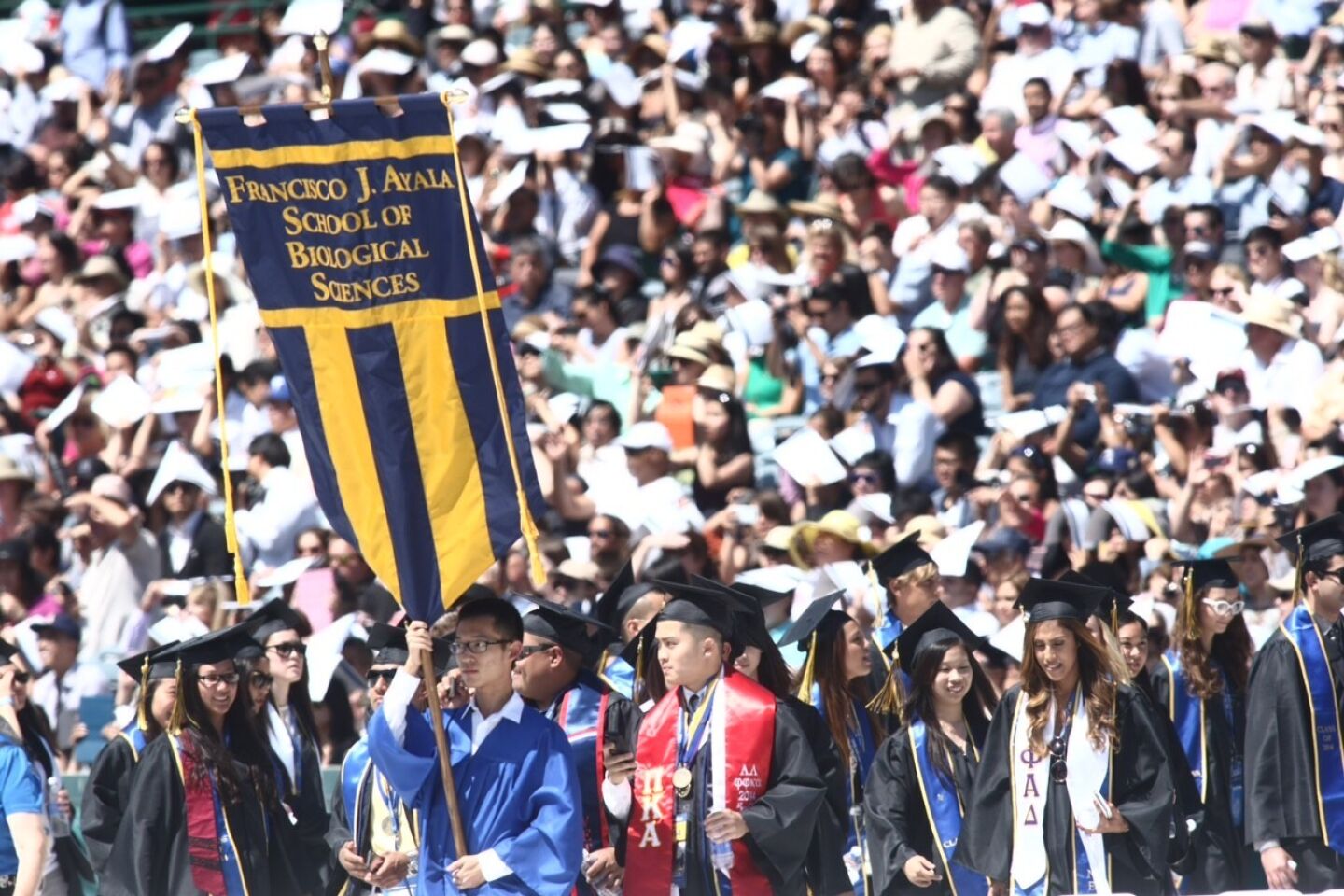 Obama gets standing ovations at UC Irvine commencement Los Angeles Times