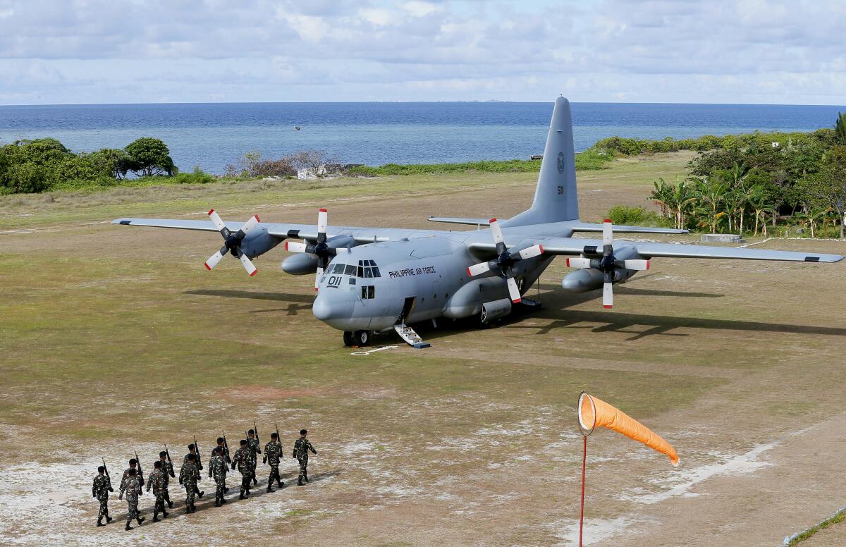  un avión C-130 de transporte de tropas de la Fuerza Aérea de Filipinas, en la isla de Thitu