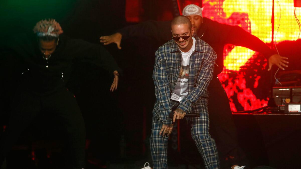 J Balvin cuando se presentó en el concierto CALIBASH en el Staples Center de Los Angeles.(Genaro Molina / Los Angeles Times)