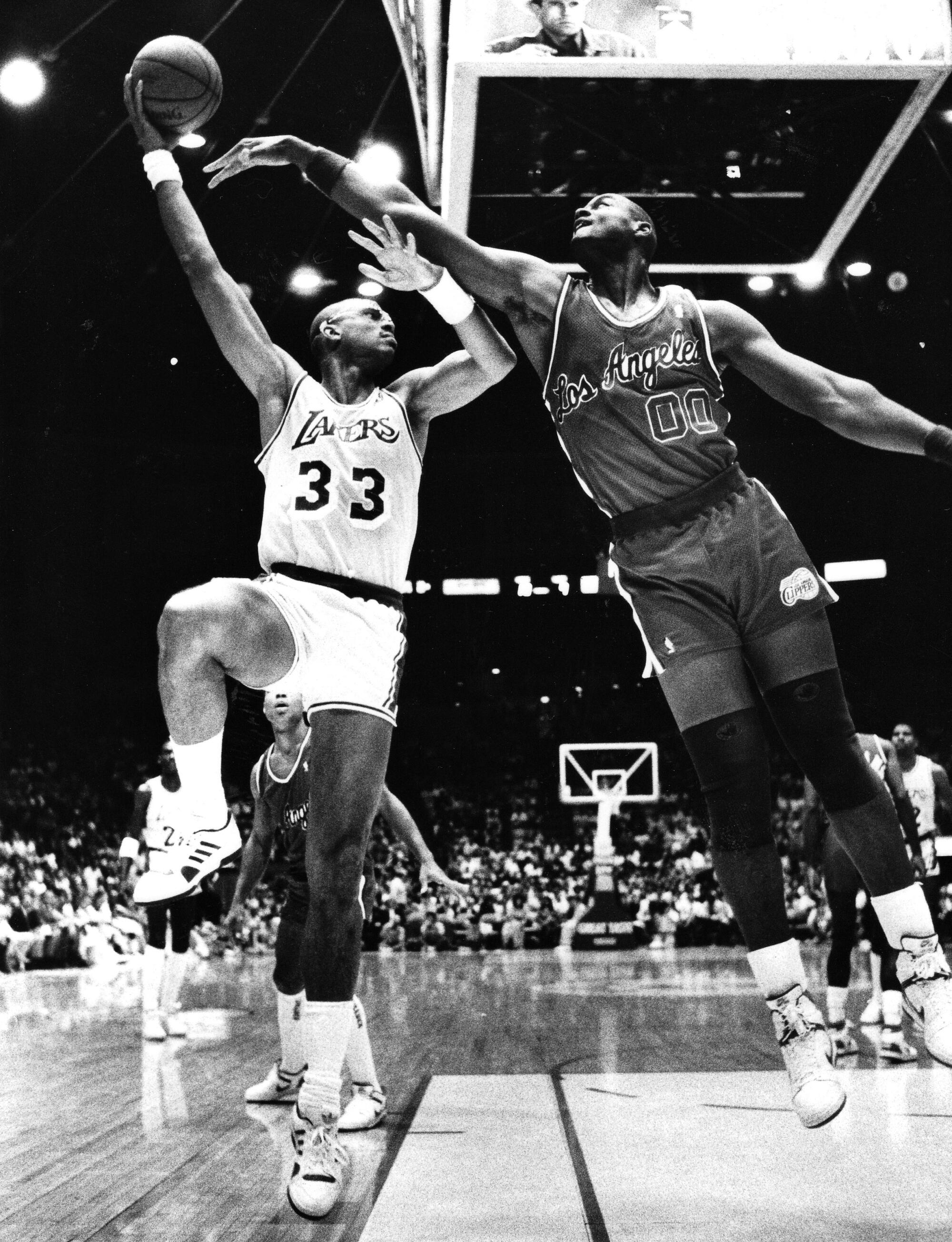 Kareem Abdul-Jabbar shoots a sky hook over Benoit Benjamin