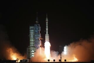 En esta foto distribuida por la agencia noticiosa Xinhua, la nave espacial tripulada Shenzhou-15, sobre el cohete transportador Larga Marcha-2F Y15, despega del Centro de Lanzamiento de Satélites Jiuquan en el noroeste de China, martes 29 de noviembre de 2022. La nave transporta astronautas a la estación orbital china. (Li Gang/Xinhua via AP)