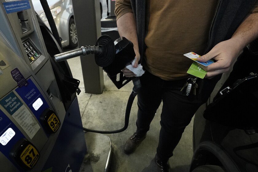 ARCHIVO - Un cliente se prepara para cargar combustible a su auto en una gasolinera de la cadena Sam's Club 