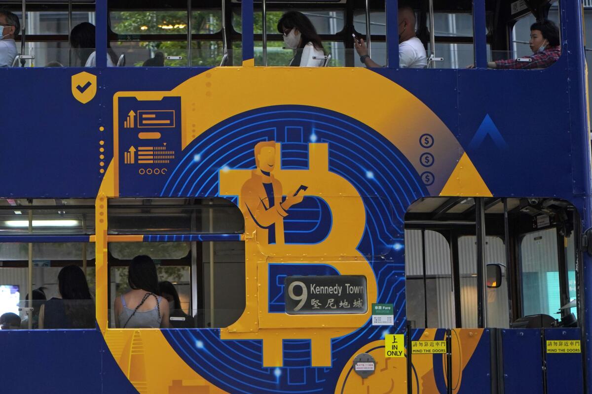 un anuncio de la criptomoneda bitcoin en un tranvía en Hong Kong. 