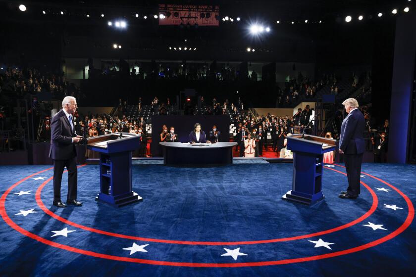 El presidente Donald Trump y el candidato presidencial demócrata y exvicepresidente Joe Biden participan en el último debate presidencial en la Universidad Belmont, el jueves 22 de octubre de 2020, en Nashville, Tennessee. (Jim Bourg/Pool vía AP)