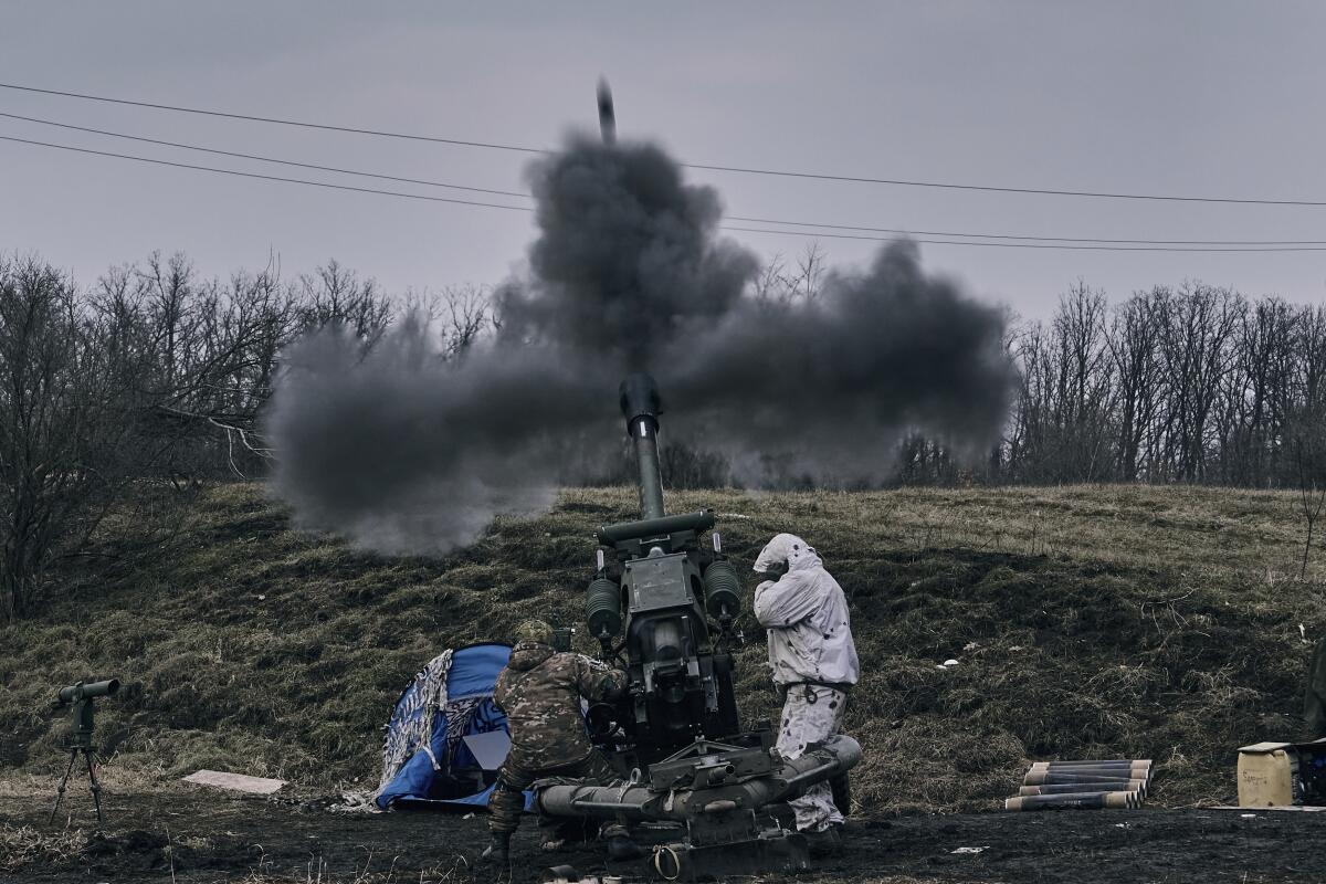 Ukrainian soldiers firing a self-propelled howitzer at Russian positions