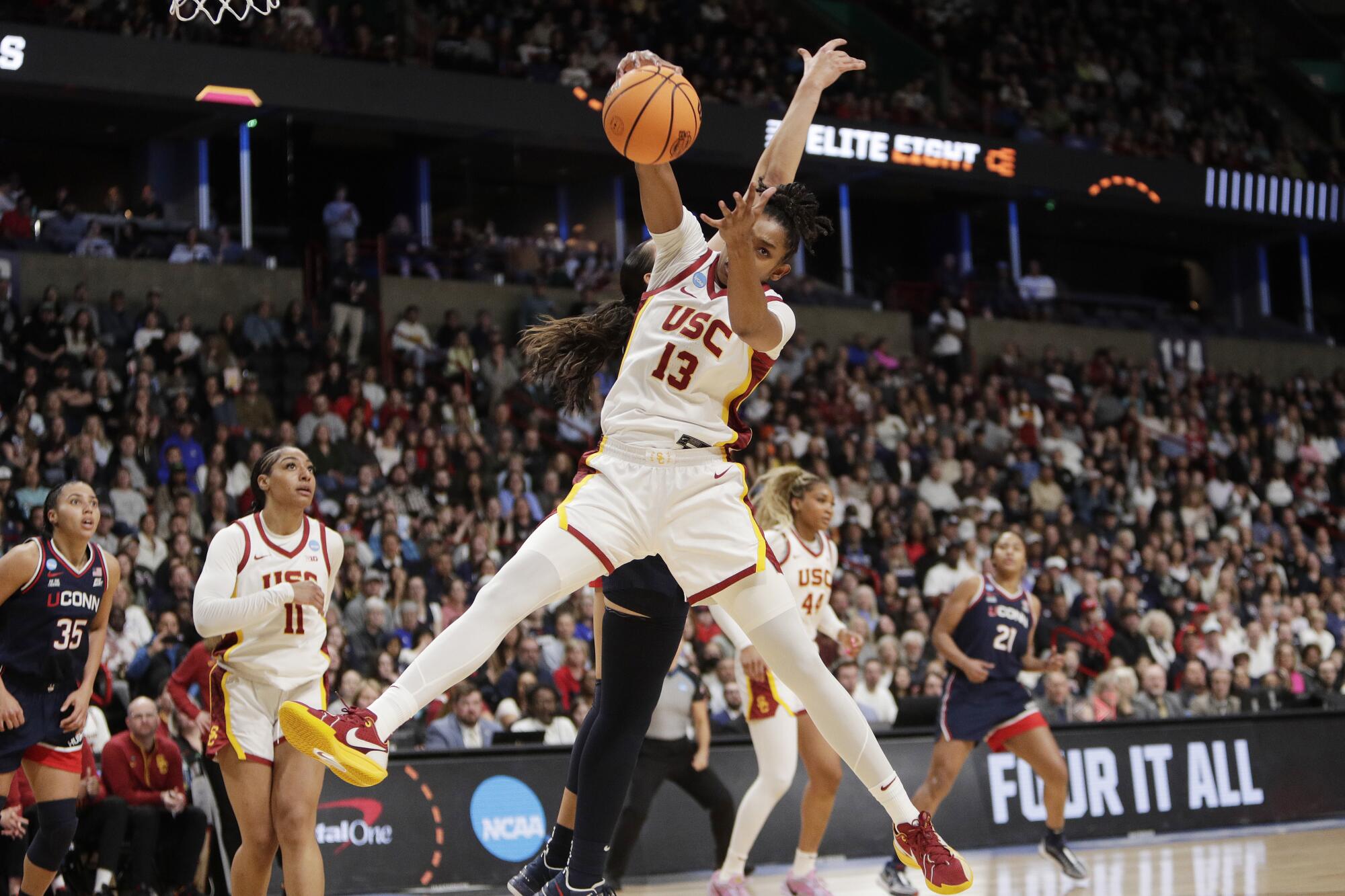 USC merkezi Rayah Marshall, ilk yarıda Pazartesi günü Connecticut'a karşı bir ribaunt aldı.