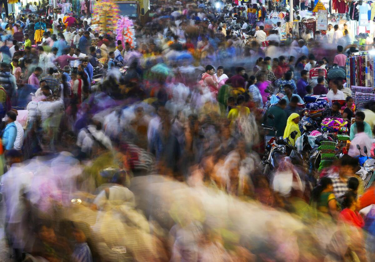 Personas se mueven por un mercado al aire libre en Mumbai, India, el 12 de noviembre del 2022.