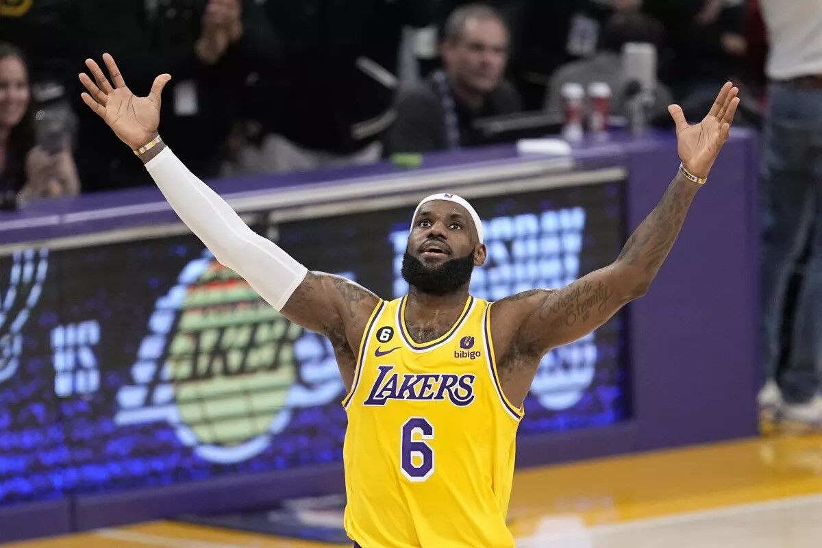 LeBron James, de los Lakers de Los Ángeles, festeja