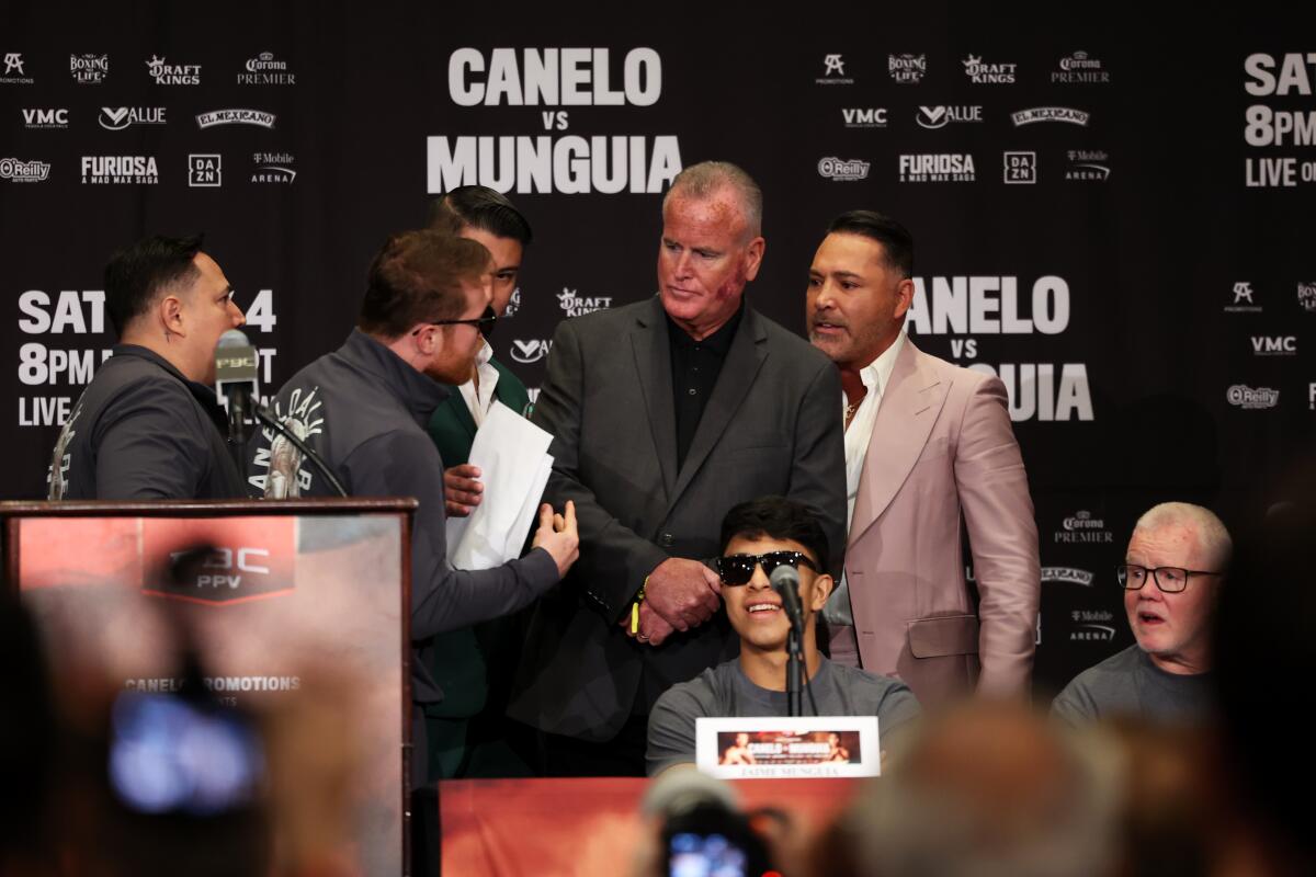 Saul Canelo lvarez argues with Oscar De La Hoya at the Saul Canelo Alvarez vs. Jaime Munguia press conference 