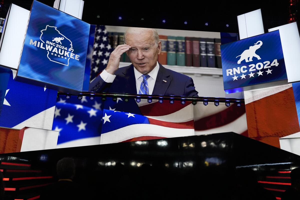 Una imagen del presidente Joe Biden se proyecta en una pantalla, 