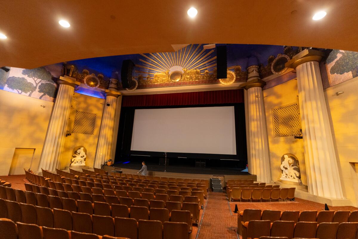 Uma vista interna do histórico Alex Theatre.