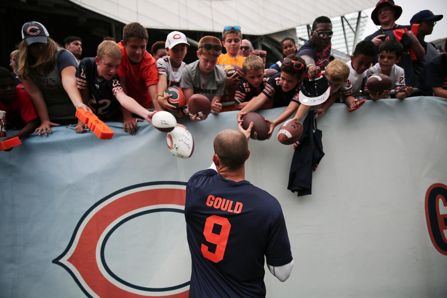 Robbie Gould signs autographs for fans after practice on the Bears Family Fest.