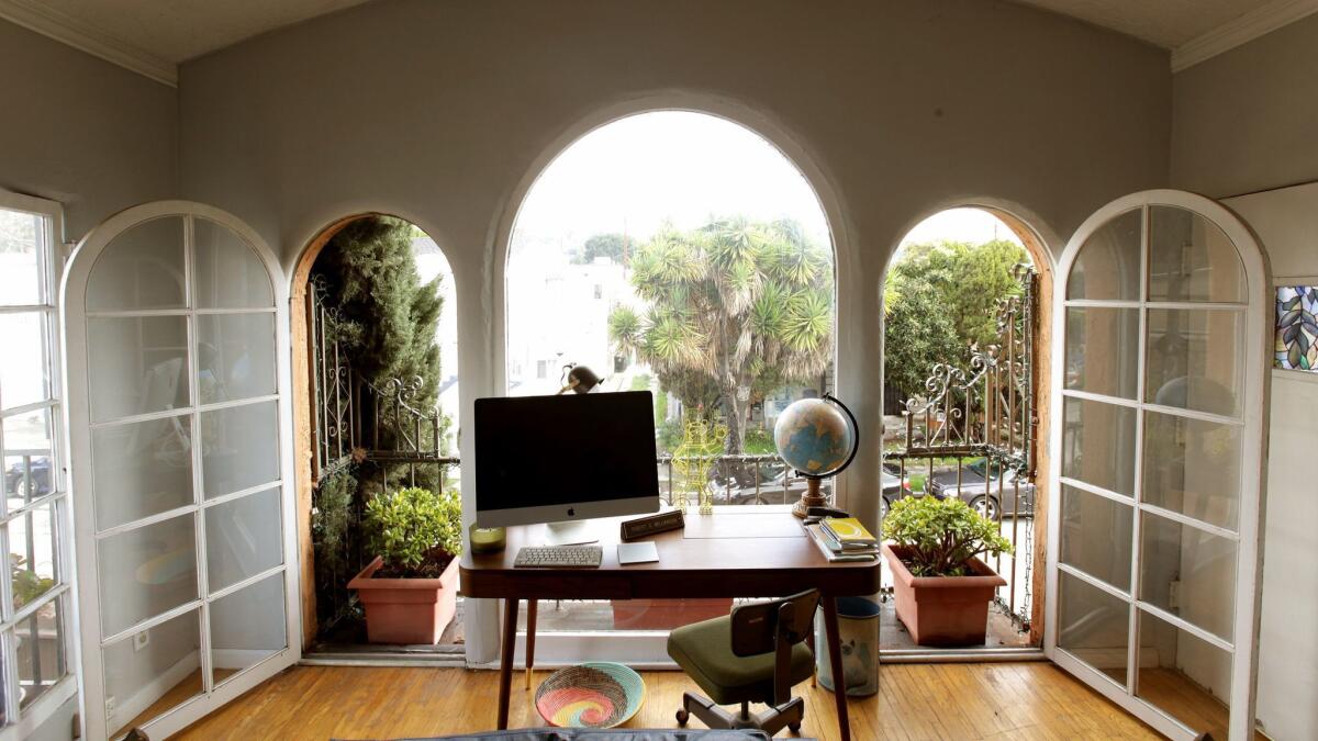 In the long living room, designer Orlando Soria created an office area at the window.