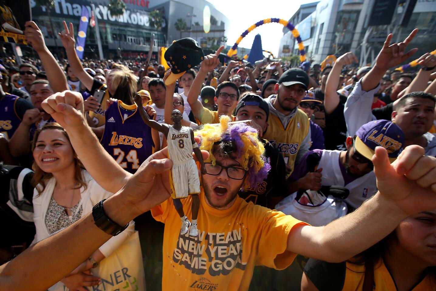 2460111_sp_lakers_kobe_farewell_game008_LS