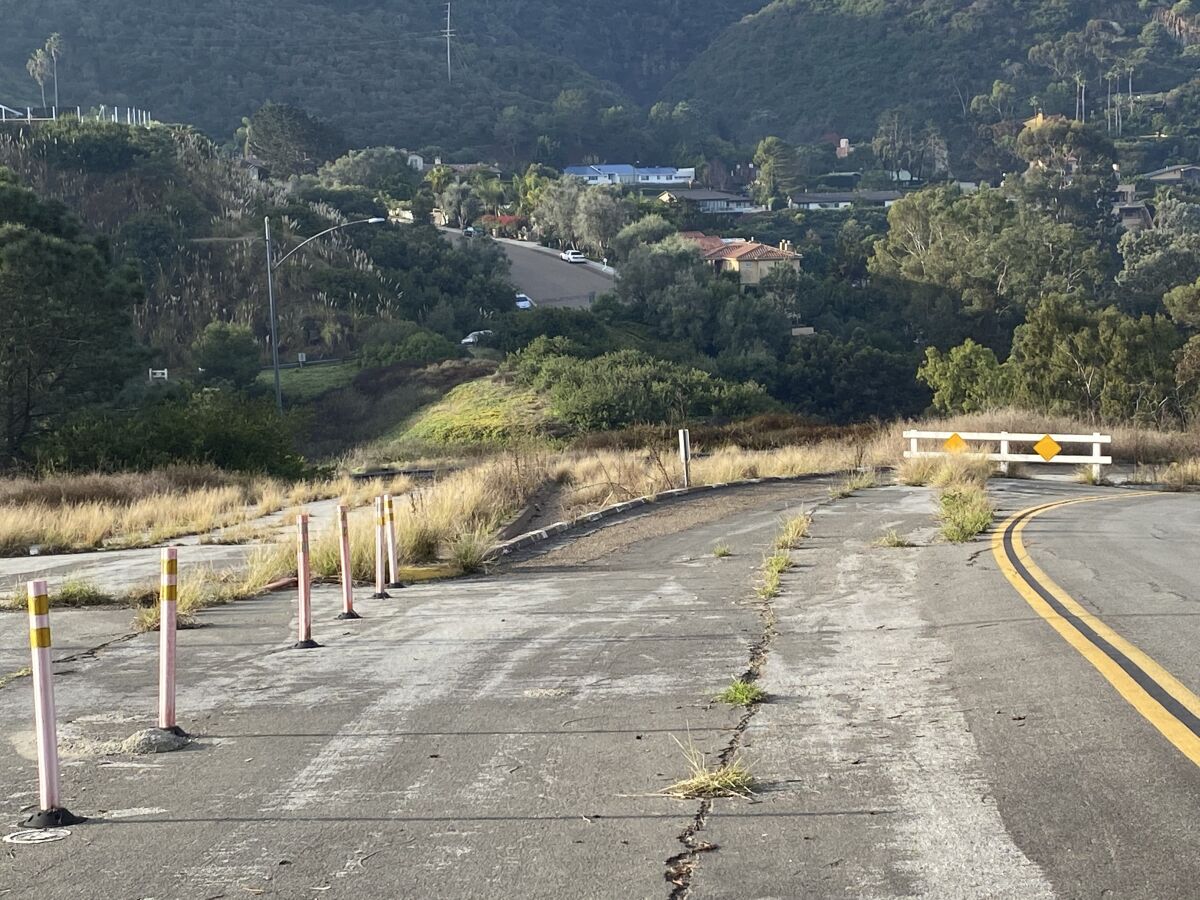 La Jolla Scenic Drive North (foreground) would be joined with La Jolla Scenic Drive South (background) by a bridge proposed over La Jolla Parkway at this spot.