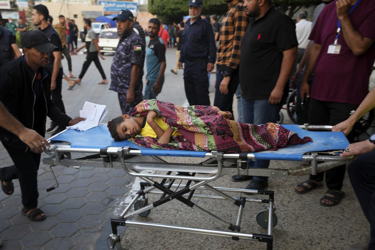 Un niño palestino herido en un bombardeo israelí 