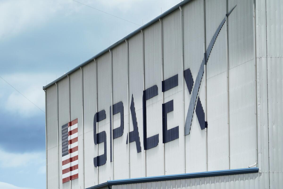 El logo de SpaceX en el Centro Espacial Kennedy en Cabo Cañaveral, Florida,