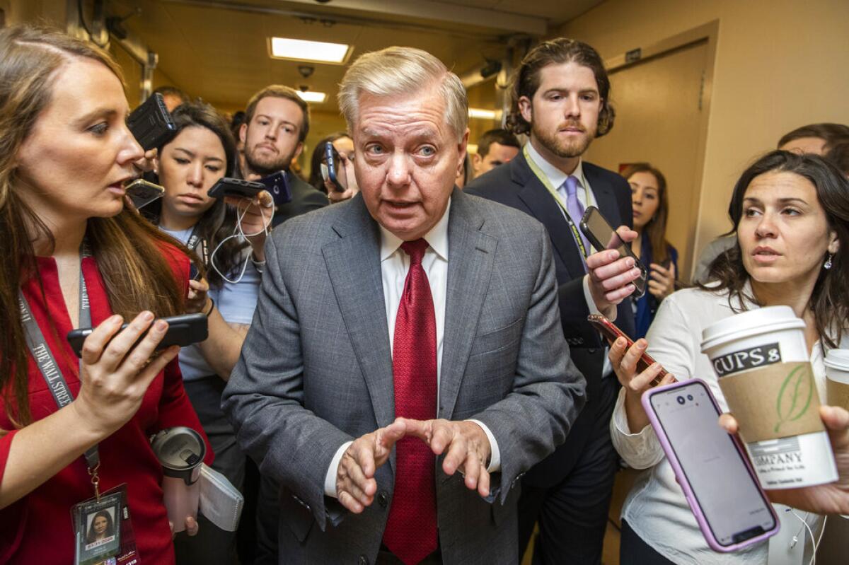 El senador republicano Lindsey Graham habla con los reporteros mientras llega al Capitolio en Washington, el lunes 27 de enero de 2020, durante el juicio político al presidente Donald Trump. (AP Foto/Manuel Balce Ceneta)