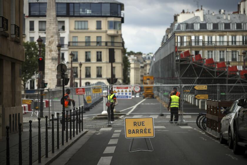 ARCHIVO - Agentes de seguridad en el perímetro de seguridad de una calle cerrada en los Juegos Olímpicos de Verano de 2024, el 21 de julio de 2024, en París, Francia. (AP Foto/Thomas Padilla, Archivo)