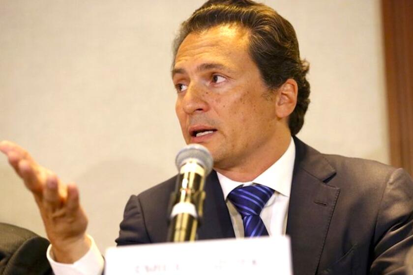 El ex director de Petróleos Mexicanos (Pemex), Emilio Lozoya , quien está acusado de lavado de dinero, cohecho y asociación ilícita.