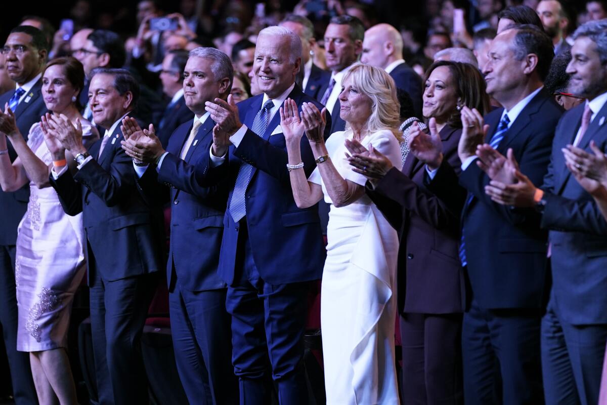 El presidente estadounidense Joe Biden aplaude junto a varios mandatarios