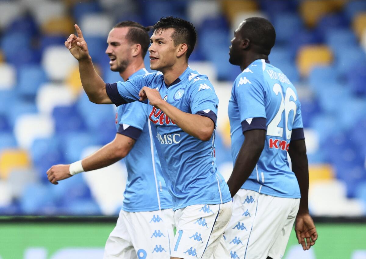 Hirving Lozano del Napoli celebrar tras anotar un gol en la victoria 6-0 ante Genoa en la Serie A italiana, 
