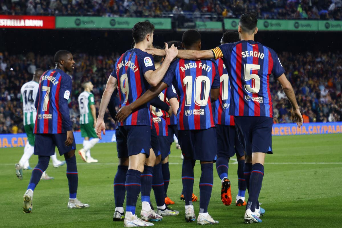 Los jugadores del Barcelona festejan luego que Guido Rodríguez anotó un autogol 