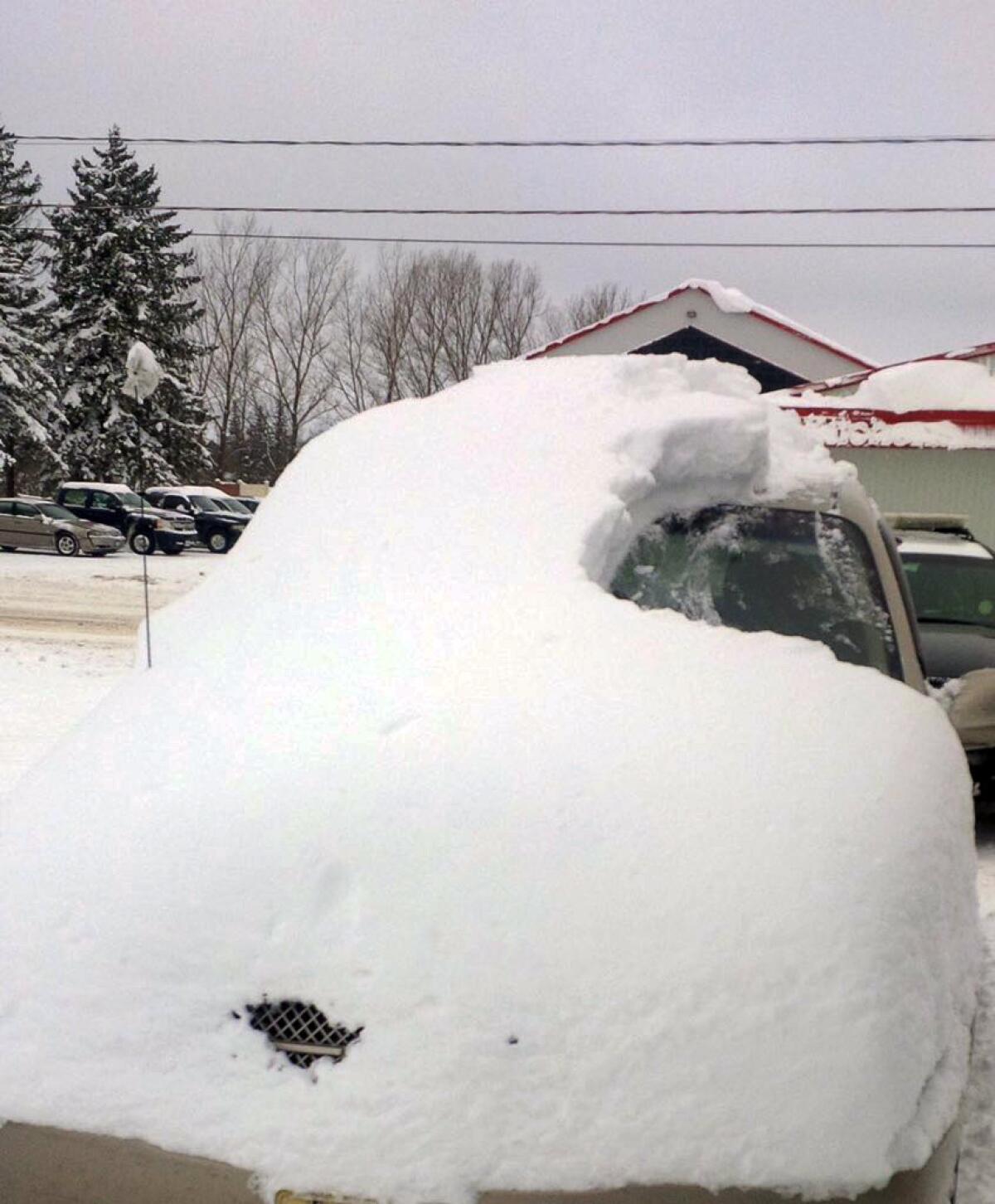 Fotografía proporiconada por la Policía Provincial de Ontario muestra un automóvil cubierno de nieve en Brussels, Canadá. Un anciano de 80 años fue acusado de manejar el auto que estaba cubierto de nieve casi por completo con sólo visible el parabrisas del lado del conductor. (Foto del sargento Russell Nesbitt/ Policía Provincial de Ontario vía AP)