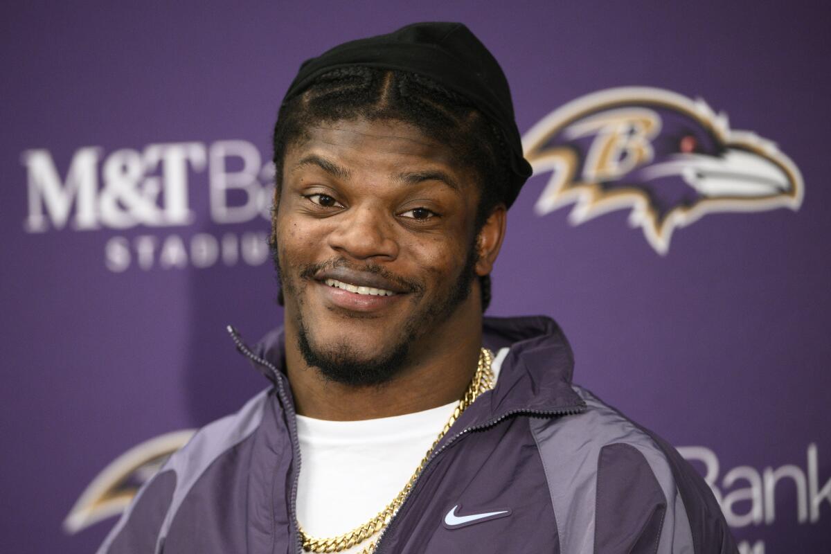 Lamar Jackson, quarterback de los Ravens de Baltimore, habla en conferencia de prensa después del partido de la NFL