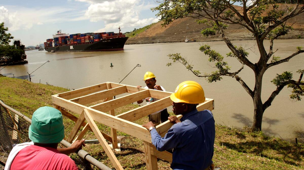 Workers along the Panama Canal in Paraiso, on the outskirts of Panama City, in 2007.