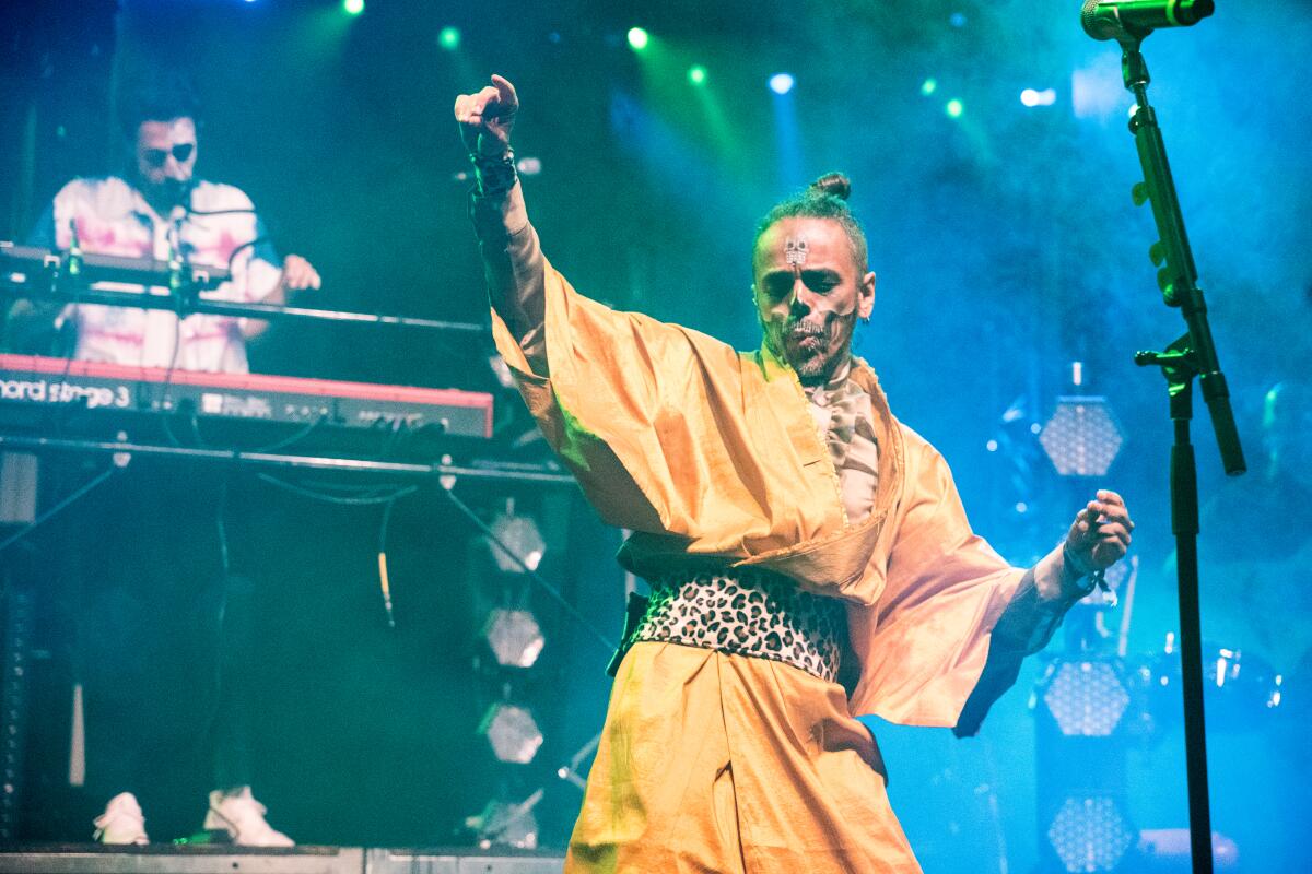 Rubén Albarrán, vocalista de Café Tacvba, durante la presentación de su banda en el cementerio Hollywood Forever.