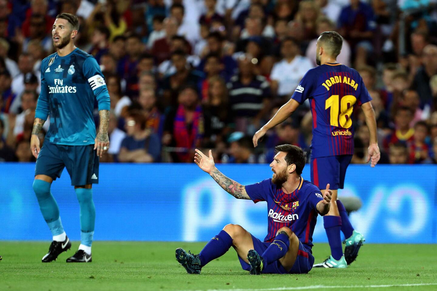 El delantero argentino del FC Barcelona Leo Messi protesta al árbitro durante el partido de ida de la Supercopa de España. EFE