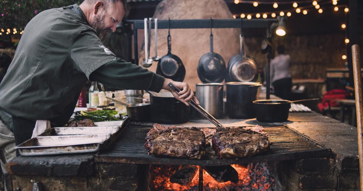 El chef y embajador de Baja California, Drew Deckman, prepara platos en su restaurante Watershed, que próximamente abrirá en North Park