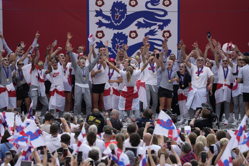 Las jugadoras de Inglaterra celebran en la Plaza de Trafalgar en Londres.
