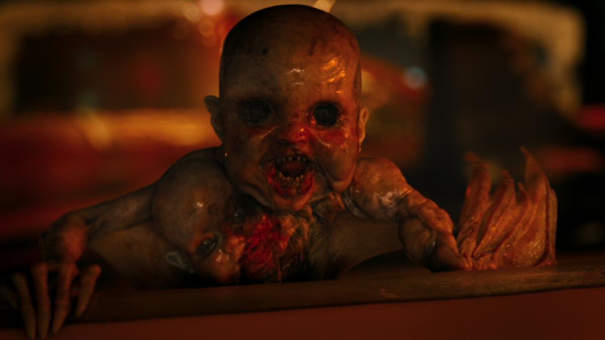 Un bebé demoníaco sin ojos, con dientes puntiagudos y brazos con forma de alas de murciélago.