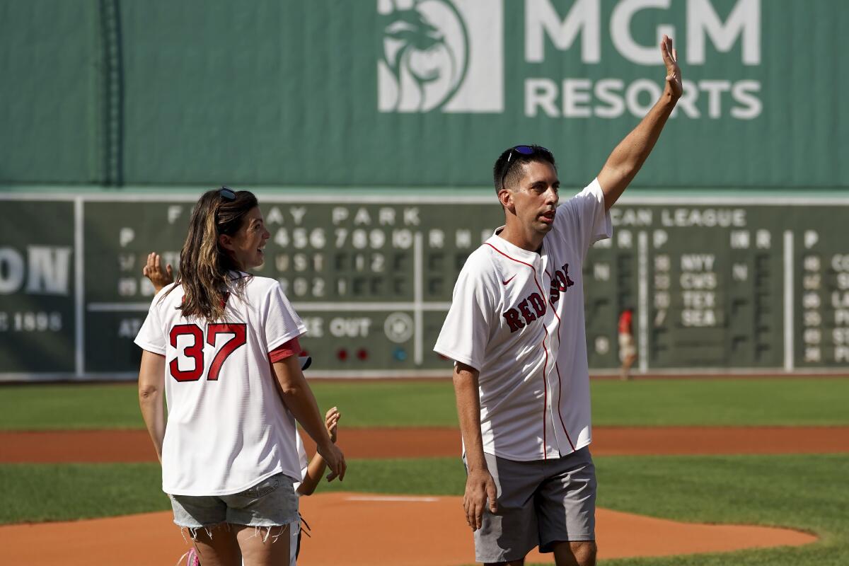 Chris Snow salue depuis le champ intérieur de Fenway Park