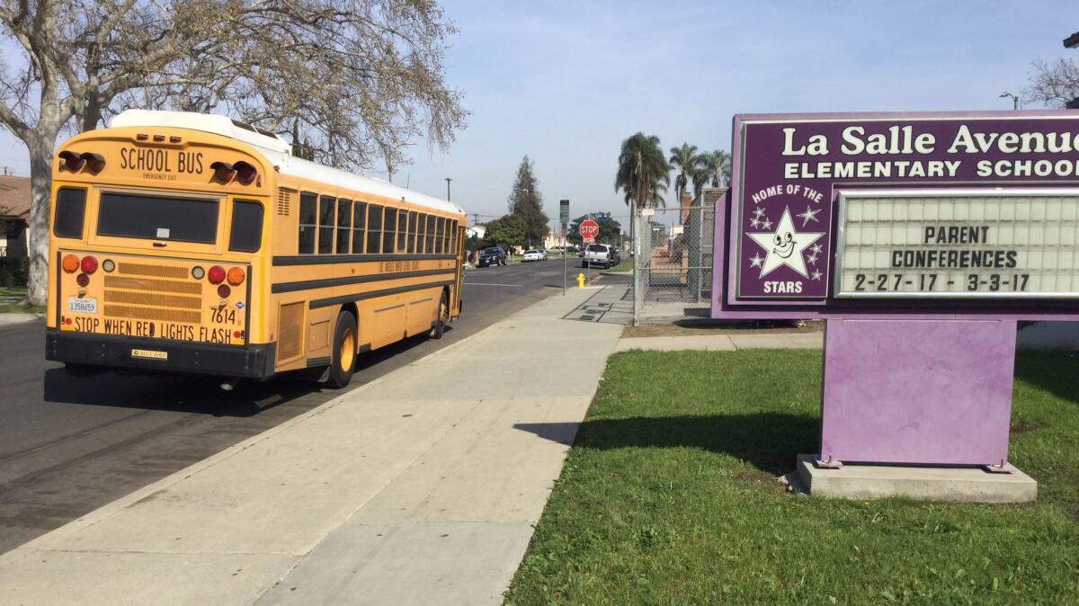 Muchos debaten si La Salle Avenue Elementary está recibiendo una cuota de fondos justa para resolver los desafíos a los que se enfrentan sus estudiantes. (Howard Blume)