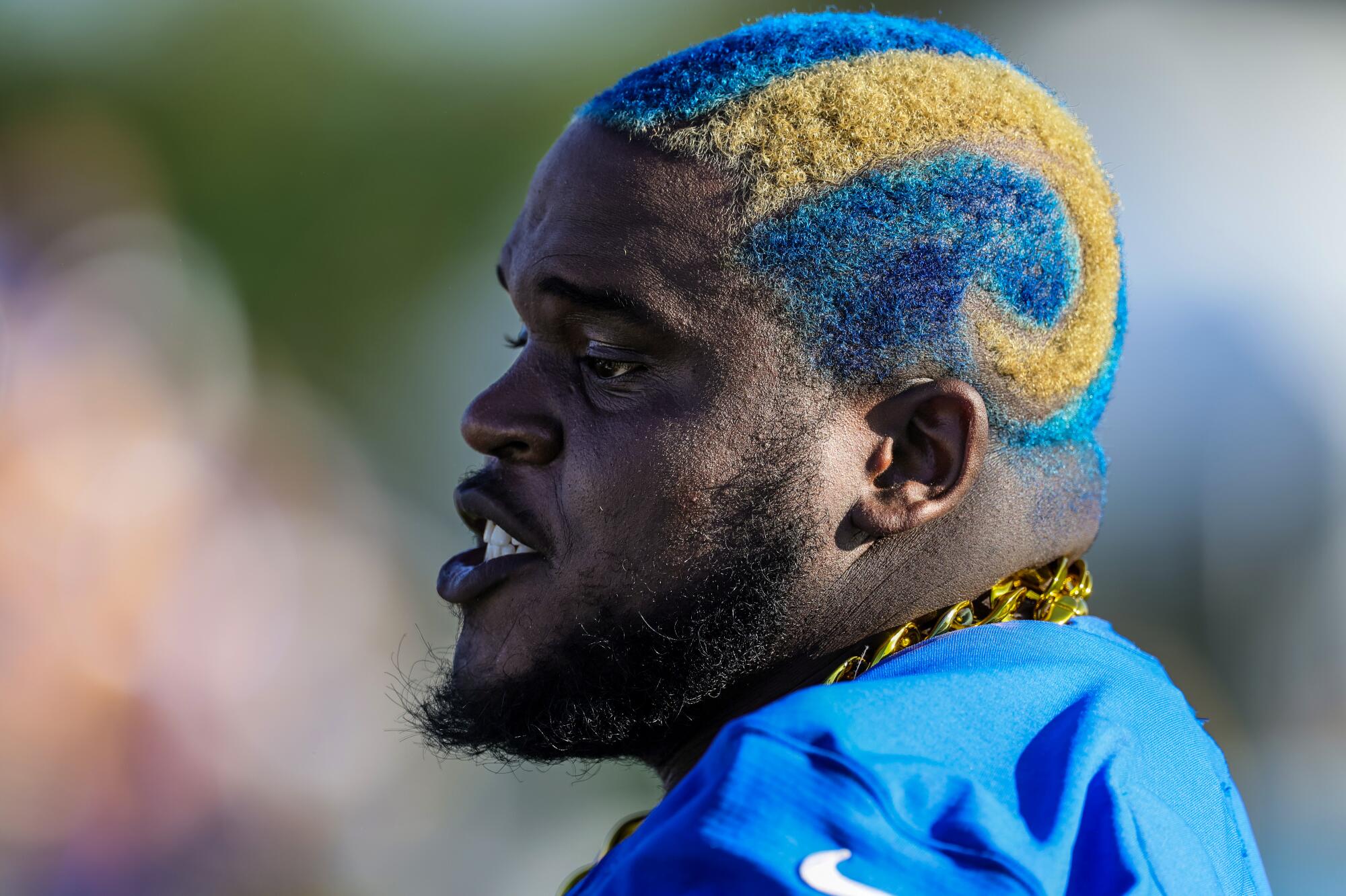 El liniero ofensivo de los Rams, Kevin Dotson, muestra su peinado inspirado en Rams.