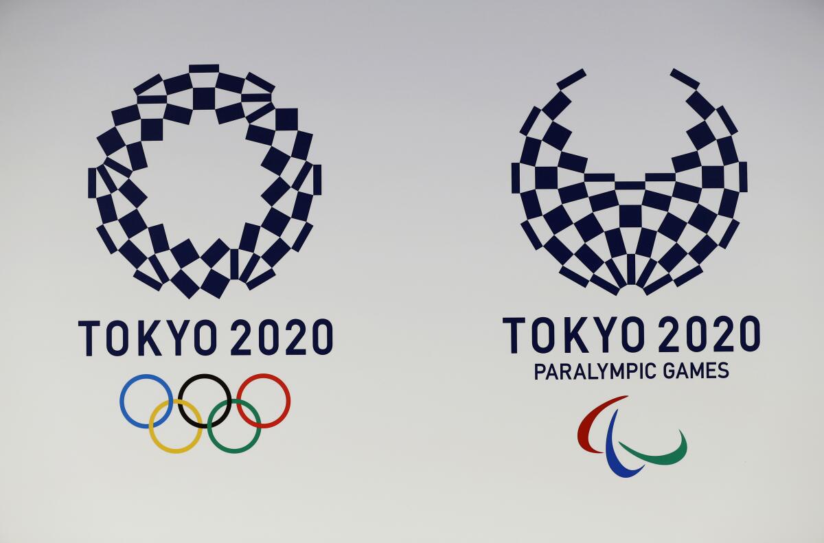 ARCHIVO - En esta imagen de archivo del 25 de abril de 2016, los logotipos oficiales de los Juegos Olímpicos de Tokio 2020, a la izquierda y los Juegos Paralímpicos, mostrados por el comité organizador en Tokio, Japón. (AP Foto/Shizuo Kambayashi, Archivo) ** Usable by HOY, ELSENT and SD Only **