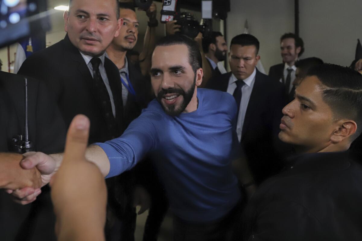 En esta imagen de archivo, simpatizantes del presidente de El Salvador saludan a Nayib Bukele 