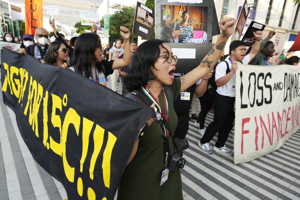 ARCHIVO - Activistas manifestándose por la justicia climática y un cese el fuego 