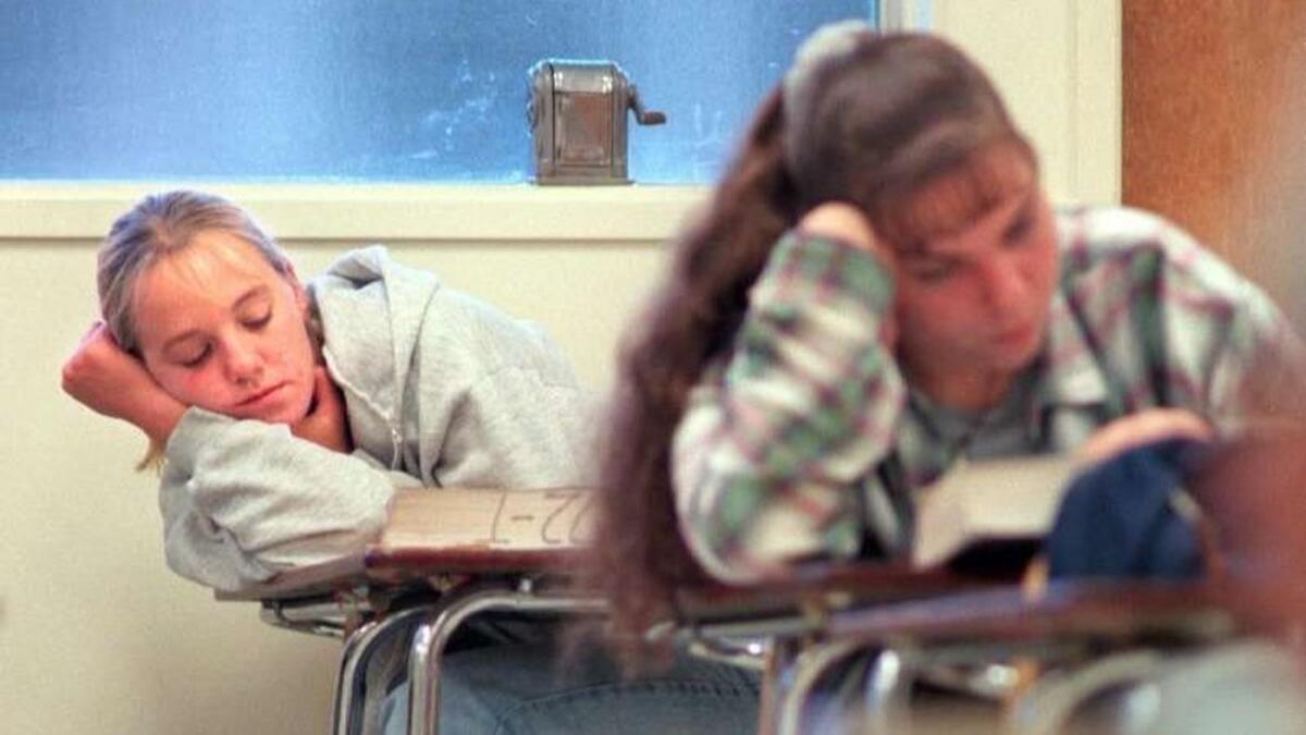 Una estudiante en Thousand Oaks se queda dormida en una clase de la mañana temprano. Según la Academia Estadounidense de Pediatría, es probable que las horas de inicio de clases antes de las 8:30 a.m. causen la privación de sueño adolescente.
