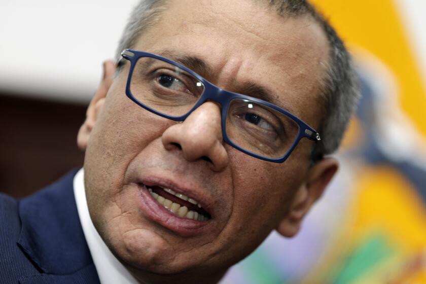 Archivo - El exvicepresidente de Ecuador, Jorge Glas, habla durante una entrevista en su oficina en Quito, Ecuador, el 12 de septiembre de 2017. El 5 de agosto de 2024, México solicitó formalmente a Ecuador, país con el que rompió relaciones diplomáticas en abril, que emita un salvoconducto en favor de Glas. (AP Foto/Dolores Ochoa, Archivo)