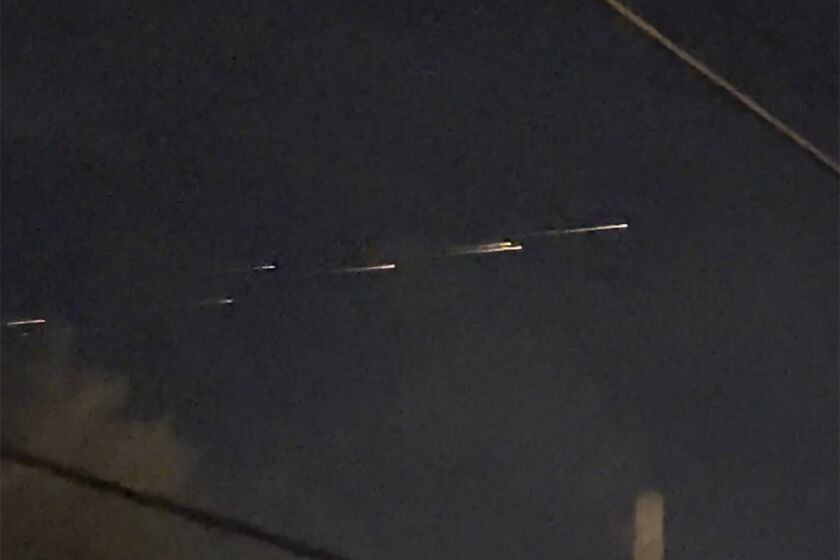 Esta imagen de un video provisto por Jaime Hernández muestra rayos de luz que surcan el cielo sobre la zona de Sacramento, California, el 17 de marzo de 2023 por la noche. (Jaime Hernández via AP)