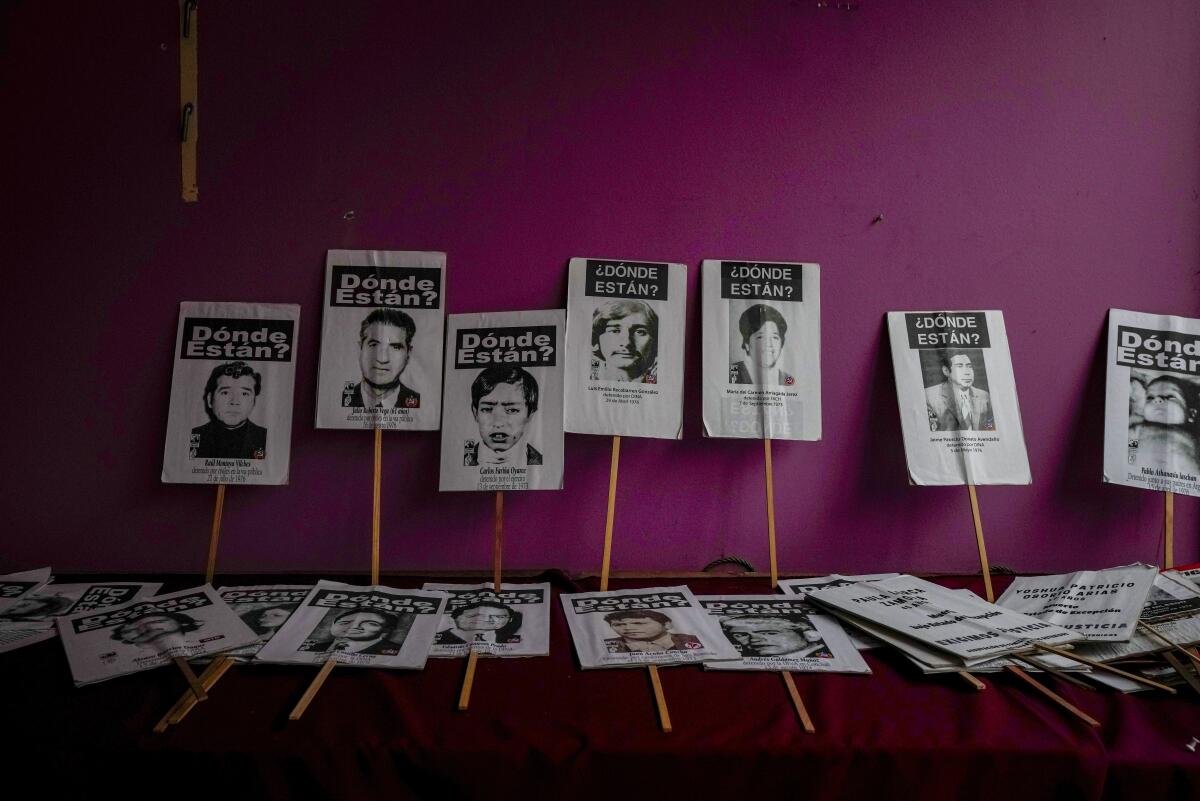 Retratos de personas que fueron detenidas y desaparecidas durante la dictadura.